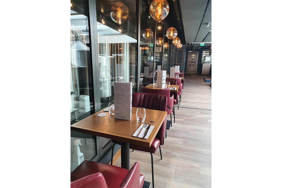 réalisation Maison Roches pour le restaurant les 3 Brasseurs le hub à la Défense Paris